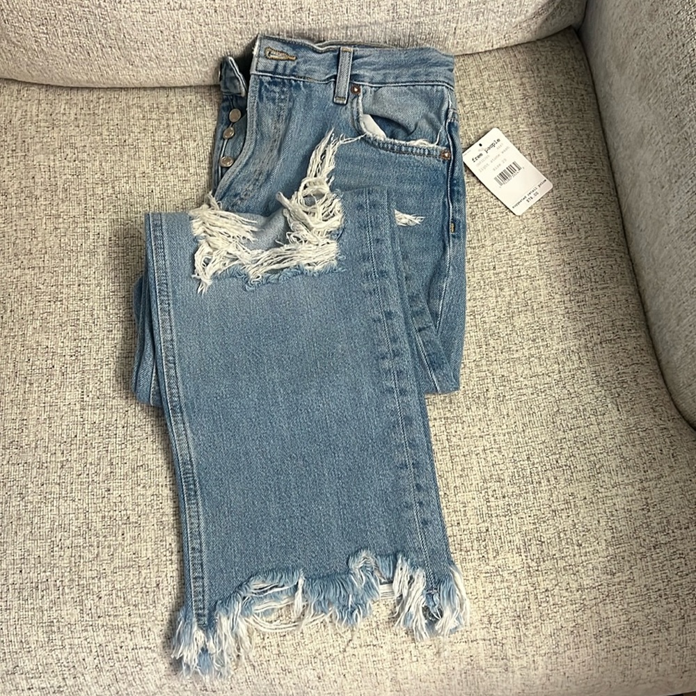 Free People Maggie Mid-Rise straight leg distressed light stone wash size 29